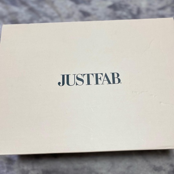 Brand New In Box JustFab Magenta Statement Flats - Picture 2 of 4